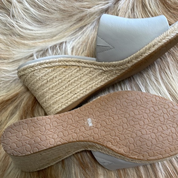 Calvin Klien dandles. - Picture 6 of 9